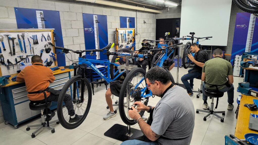 Alunos fazendo curso na Escola Park Tool